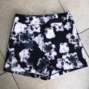 Express Floral Pattern 2 1/2’’ inseam size:2